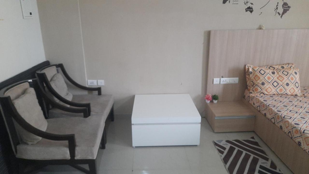 Ac Beautiful And Luxurious Omaxe Krishna Bankey Bihari Ji By Shishamare * Vrindavan