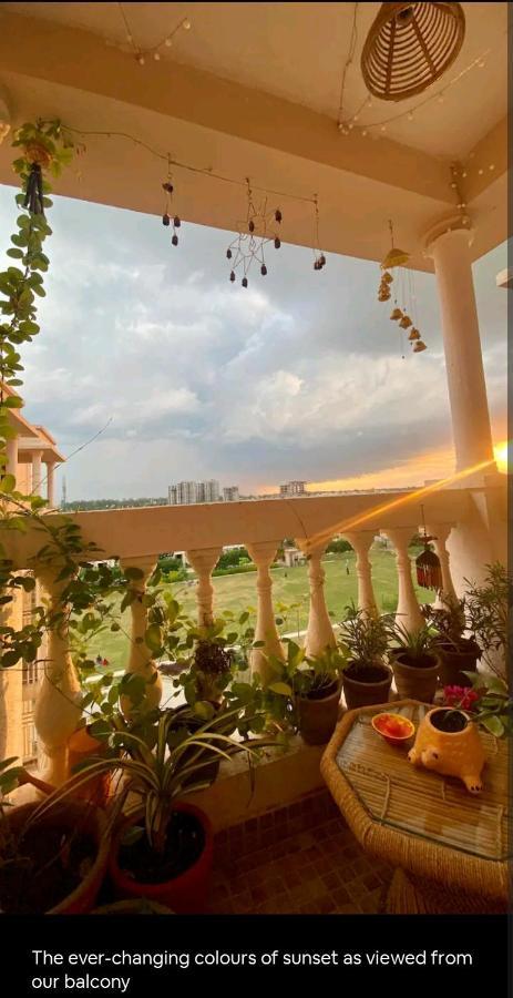 Ac Beautiful And Luxurious Omaxe Krishna Bankey Bihari Ji By Shishamare Vrindavan