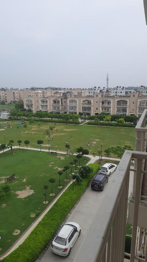 Ac Beautiful And Luxurious Omaxe Krishna Bankey Bihari Ji By Shishamare Apartment *