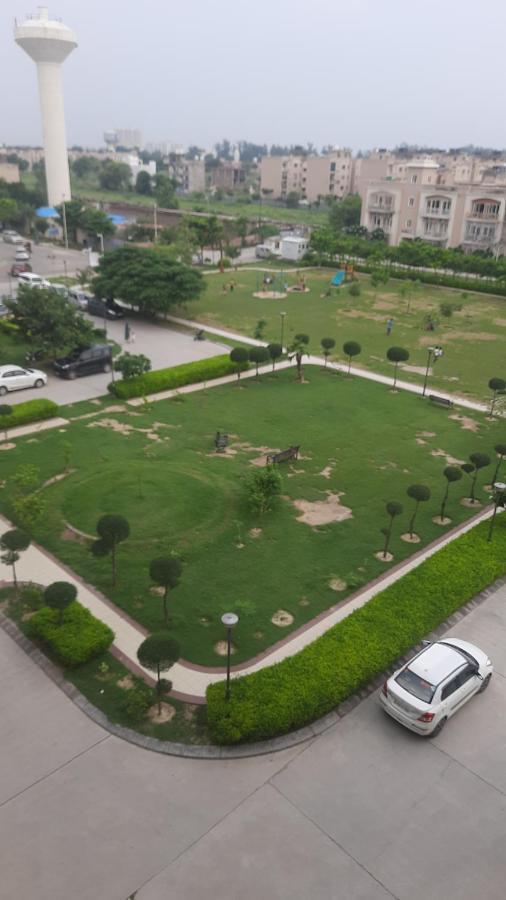 Ac Beautiful And Luxurious Omaxe Krishna Bankey Bihari Ji By Shishamare Apartment Vrindavan