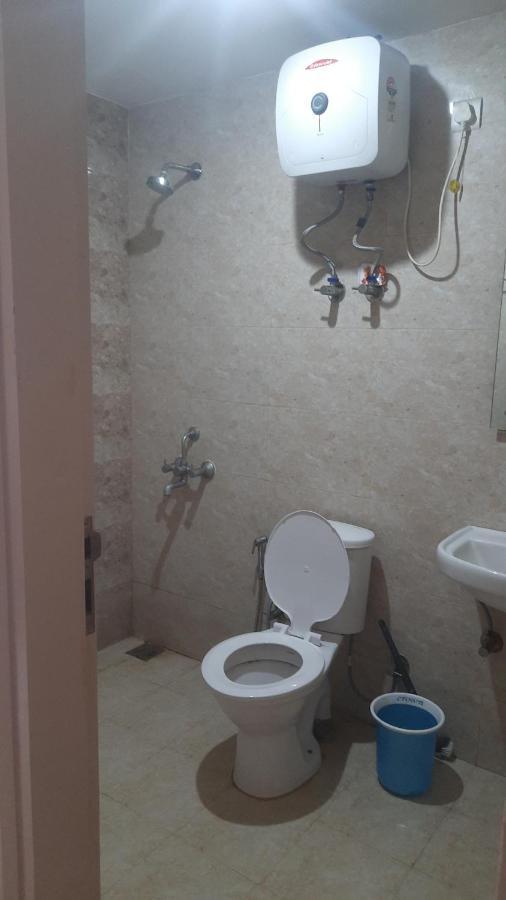 Ac Beautiful And Luxurious Omaxe Krishna Bankey Bihari Ji By Shishamare Apartment