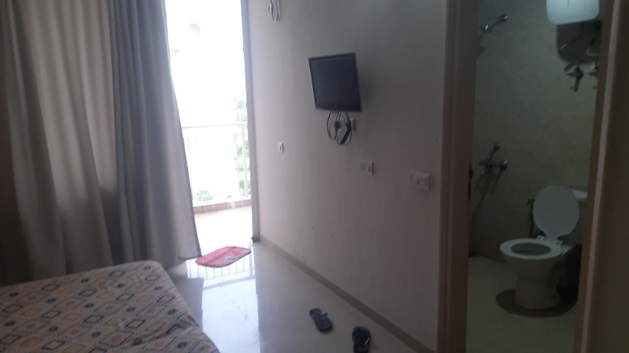 Ac Beautiful And Luxurious Omaxe Krishna Bankey Bihari Ji By Shishamare Apartment Vrindavan